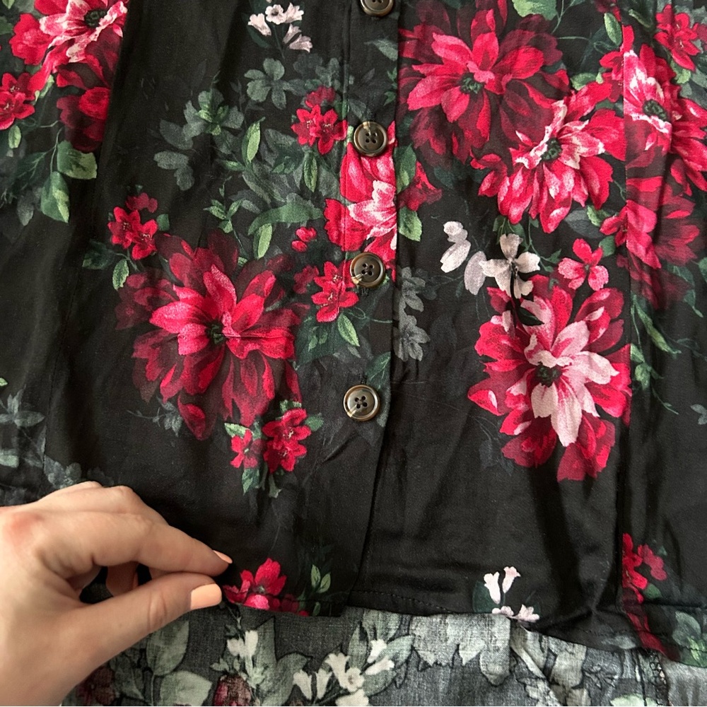 Torrid Floral Button Front Top Size 5x NEW - Picture 2 of 3